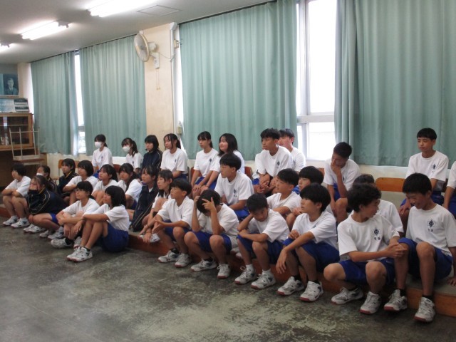 パートリーダーからのアドバイスを聞いています。