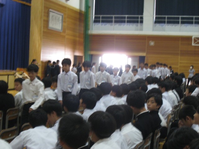 順番が来たら席を立ちます