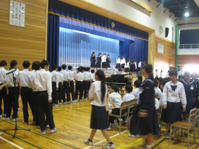 １列に並んで登壇します