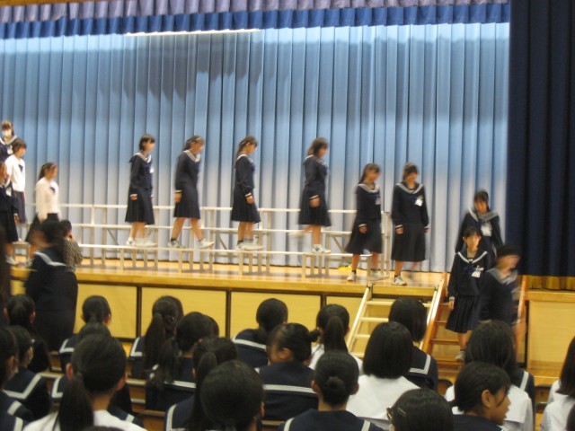 １列に並んで降りていきます