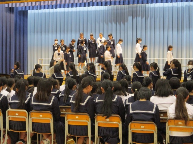 降壇と移動・登壇を同時に行います