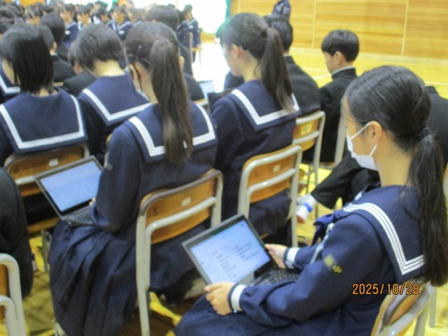 活動計画案を読んでいます