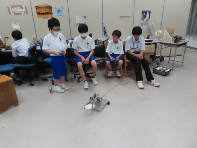 ロボットによる動作確認中