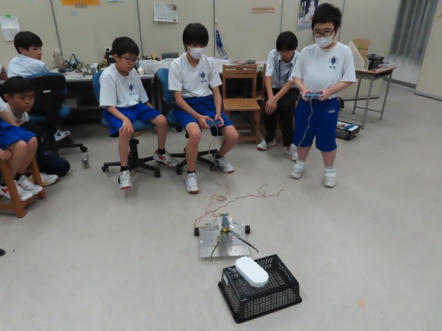 ロボットの動作をテスト中