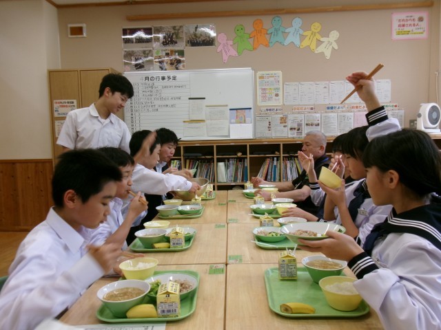 給食委員がお代わりを配りにきてくれました！