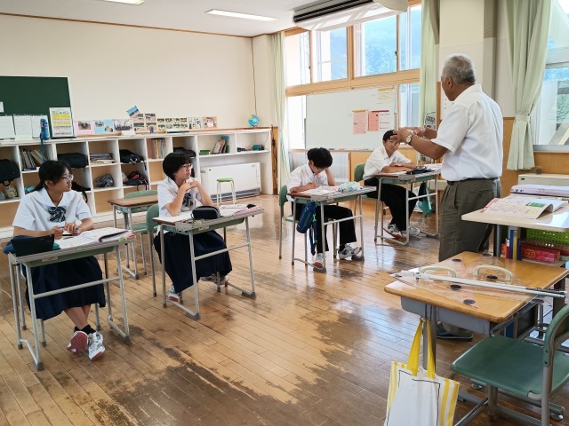 サイコロを描く説明を聞いている