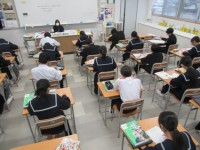 １組美術「仮面のデザイン・配色等を考える」