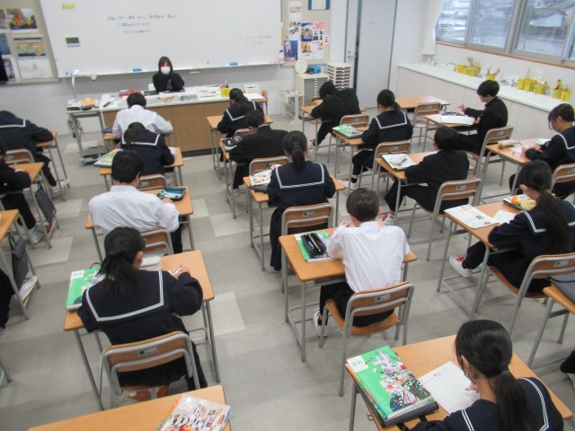 １組美術「仮面のデザイン・配色等を考える」