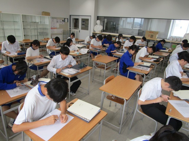 4組の4限は美術　自画像の制作