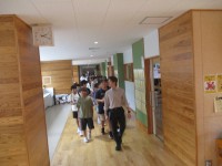 移動する小学生