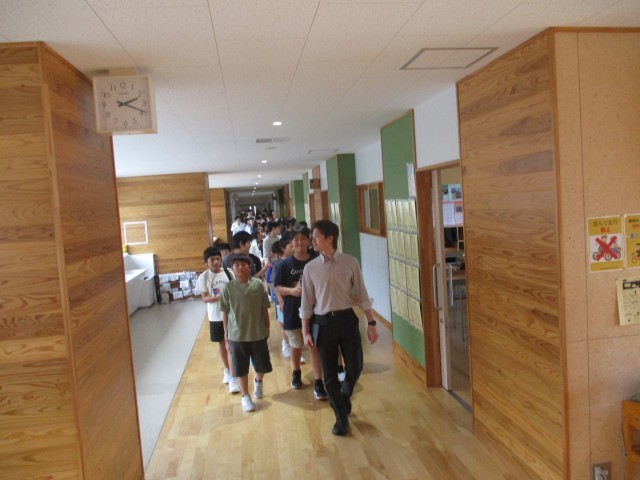 移動する小学生